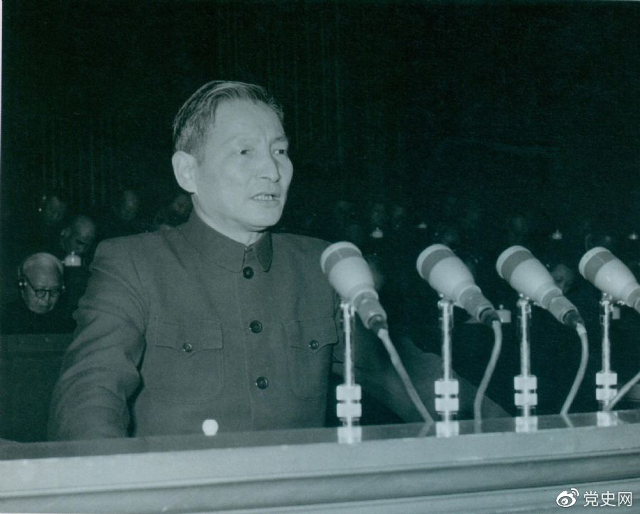 1956年12月，陳云在中華工商業(yè)聯(lián)合會(huì)第二屆會(huì)員代表大會(huì)上作報(bào)告。