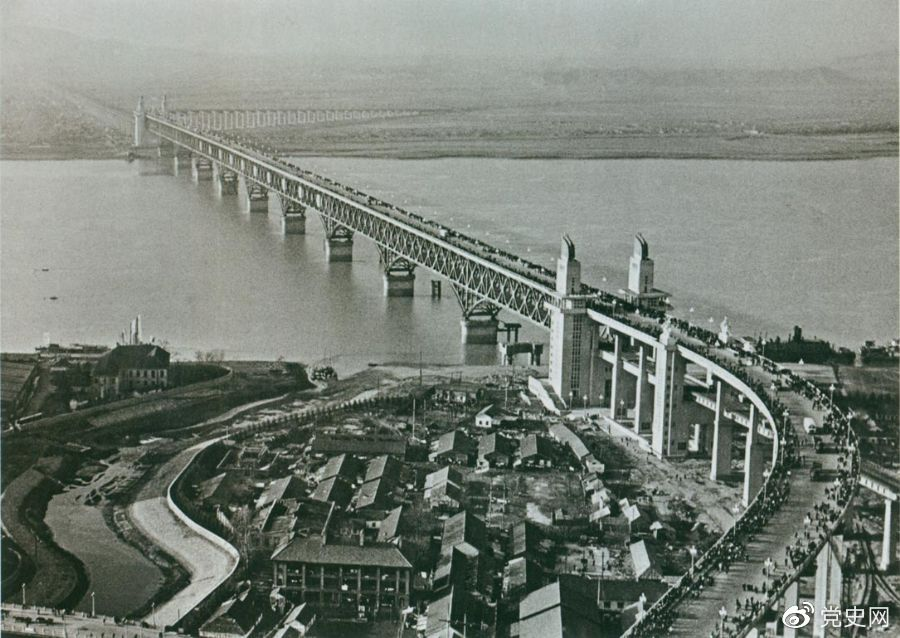 1968年12月29日， 南京長江大橋全面建成通車。這是當(dāng)時中國自行設(shè)計建造的最大的鐵路、公路兩用橋。