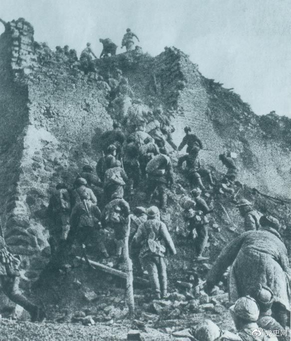 1948年12月，人民解放軍向新保安守敵發(fā)起攻擊。這是解放軍戰(zhàn)士登上新保安城頭。 